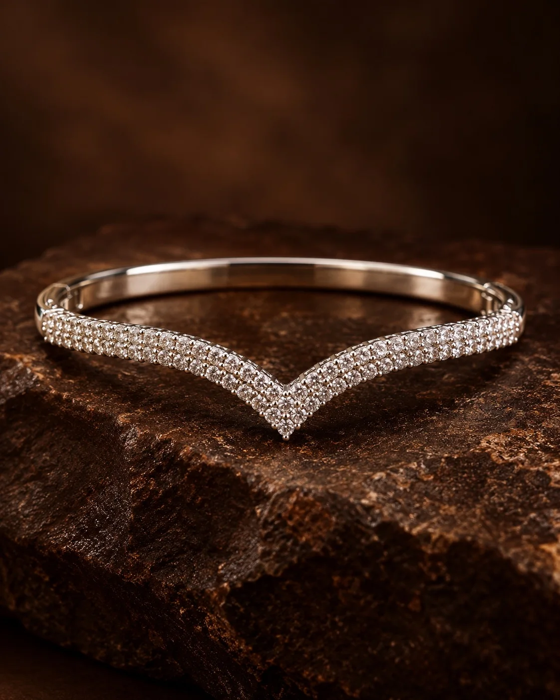 V Formlu Taşlı Beyaz Altın Kaplama Kelepçe görseli 1