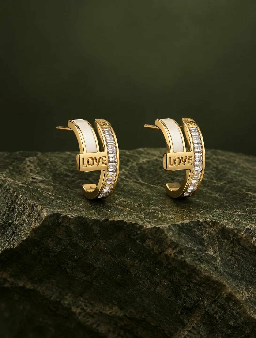 Love Yazılı Beyaz Şeritli Baget Taşlı Halka Küpe – AR01606